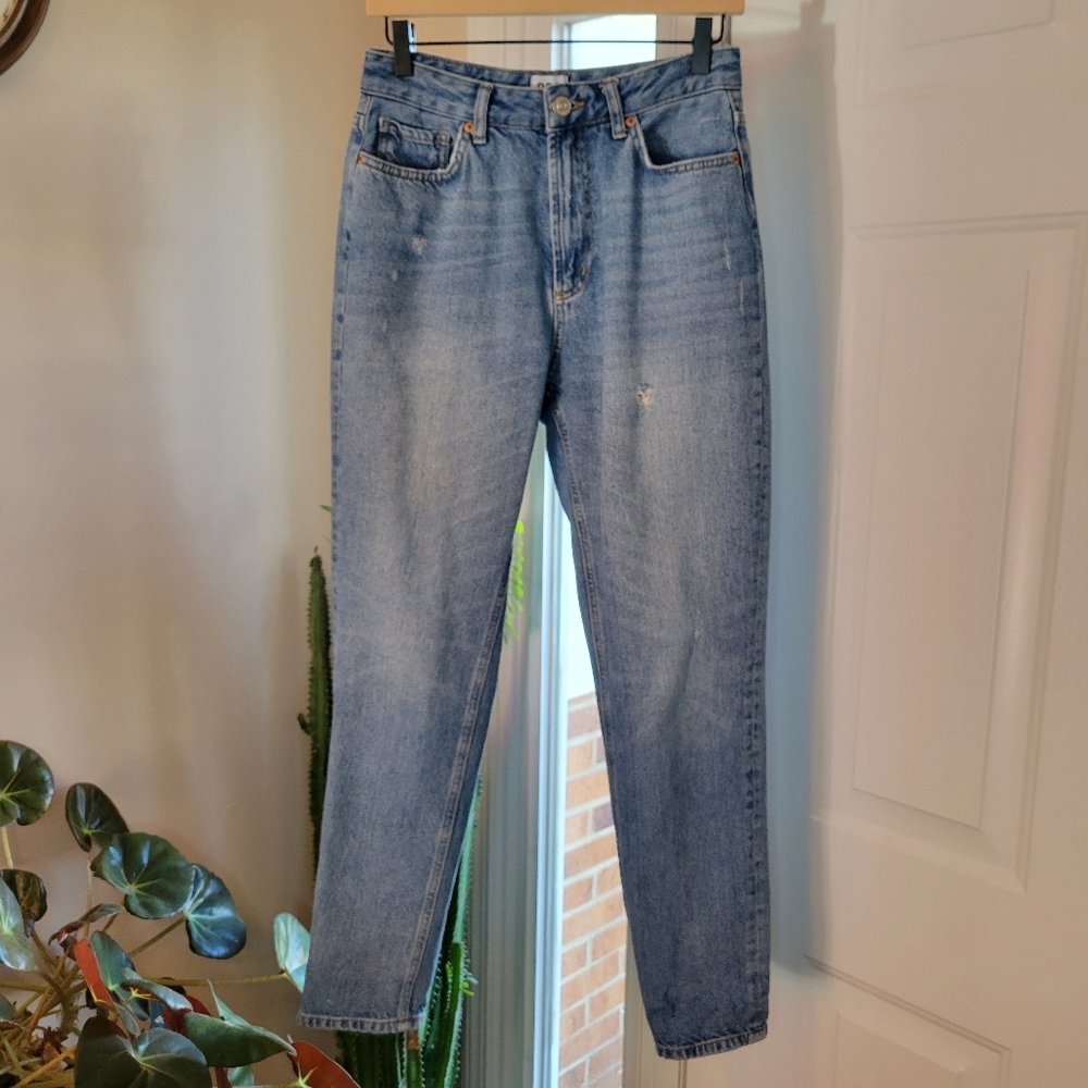 BDG Urban Outfitters High-Waisted Mom Light Wash Jeans,‎ Size Womens 28